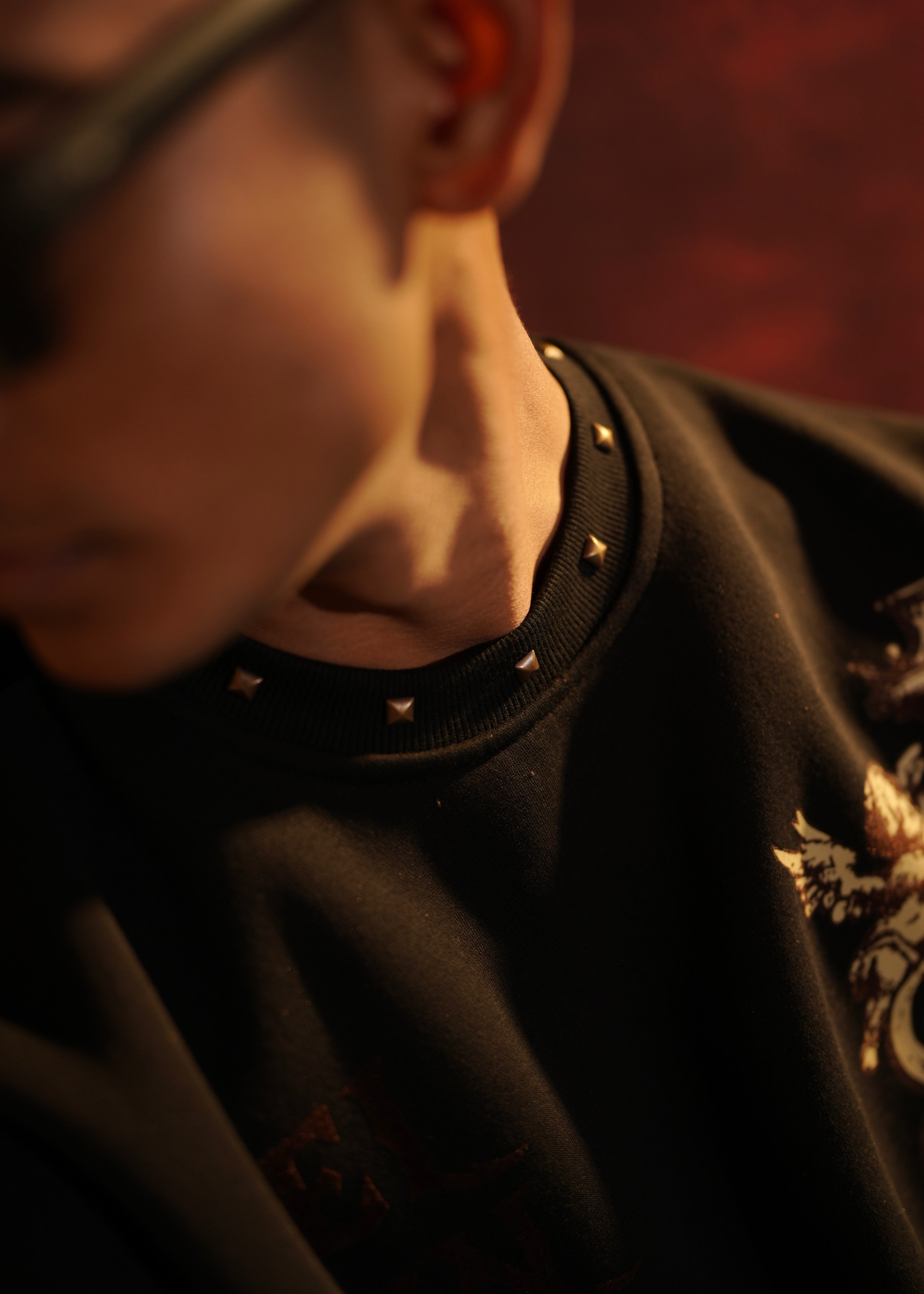 ‘CARVED ELEGANCE’ CROPPED SWEATSHIRT | BLACK