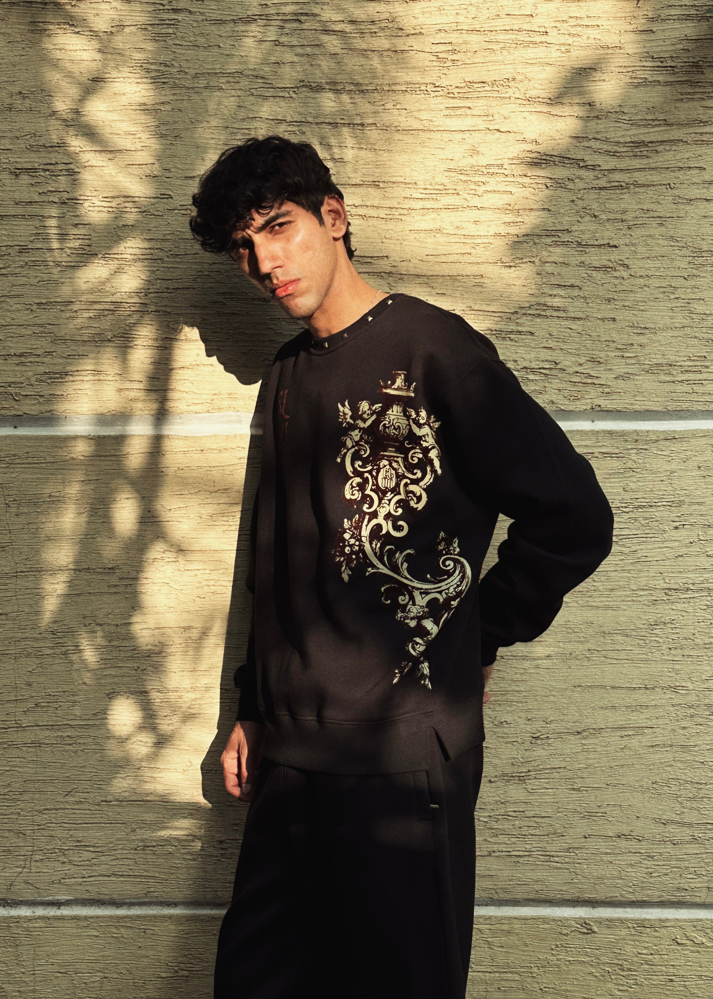 ‘CARVED ELEGANCE’ SWEATSHIRT | BLACK