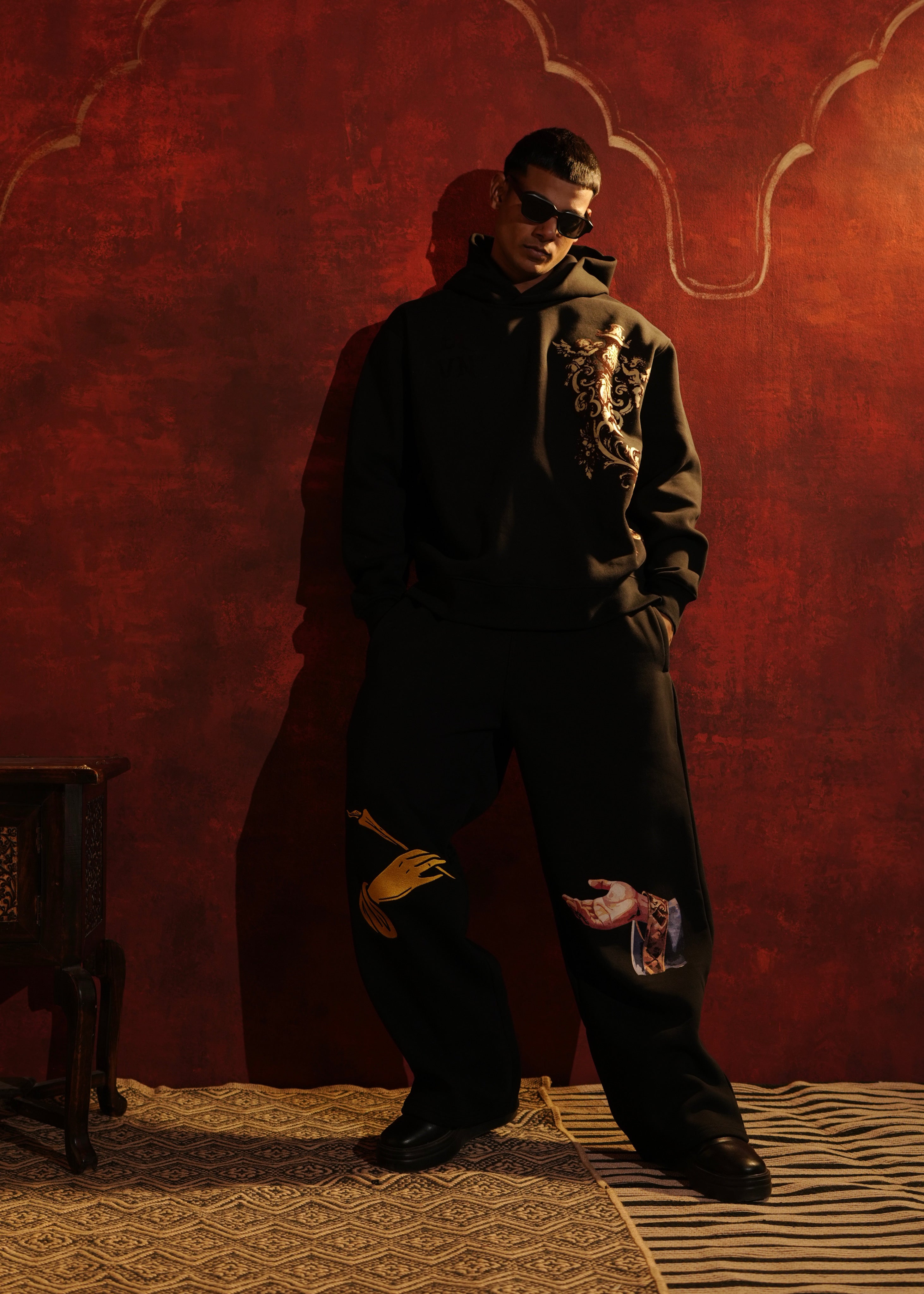 ‘CARVED ELEGANCE’ CROPPED HOODIE | BLACK