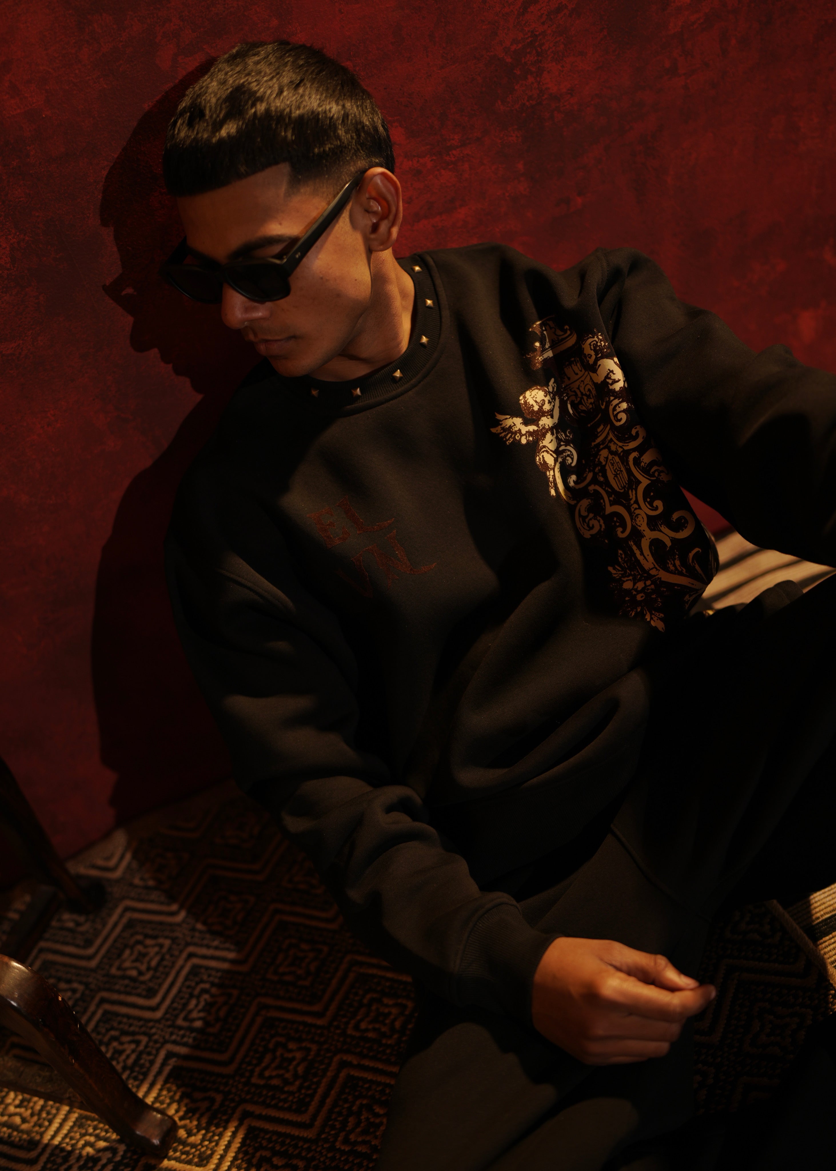 ‘CARVED ELEGANCE’ CROPPED SWEATSHIRT | BLACK