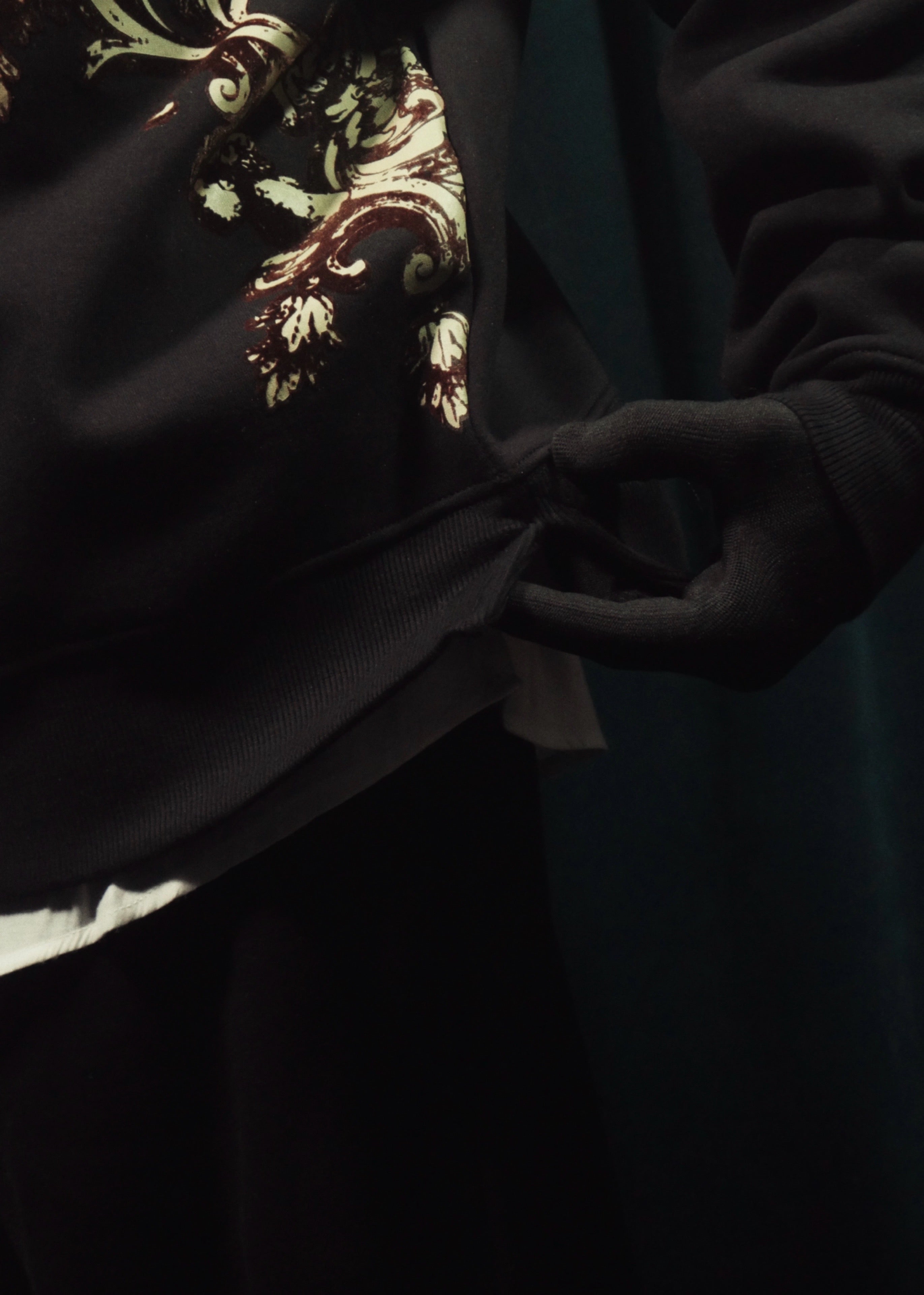 ‘CARVED ELEGANCE’ SWEATSHIRT | BLACK