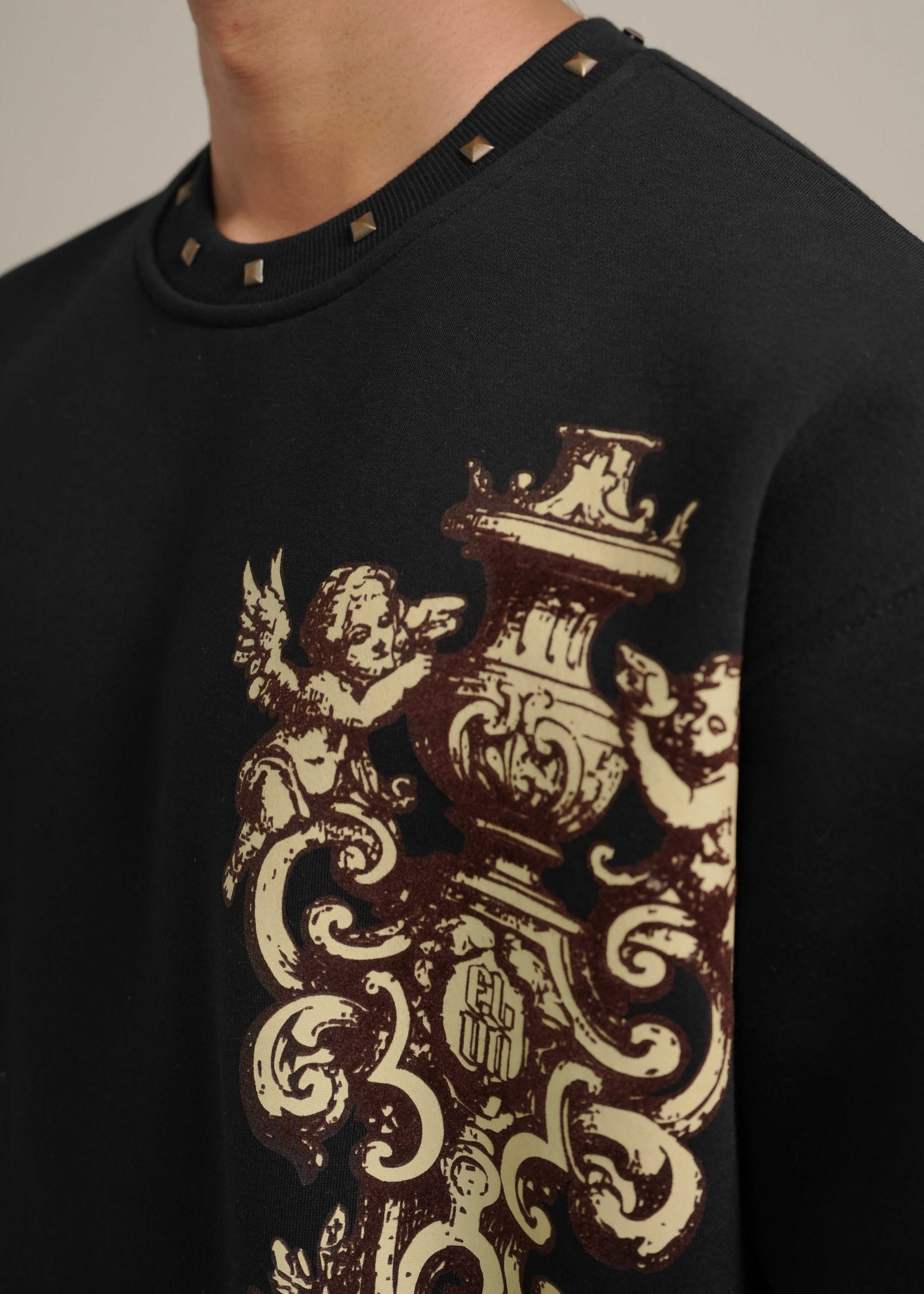 ‘CARVED ELEGANCE’ CROPPED SWEATSHIRT | BLACK