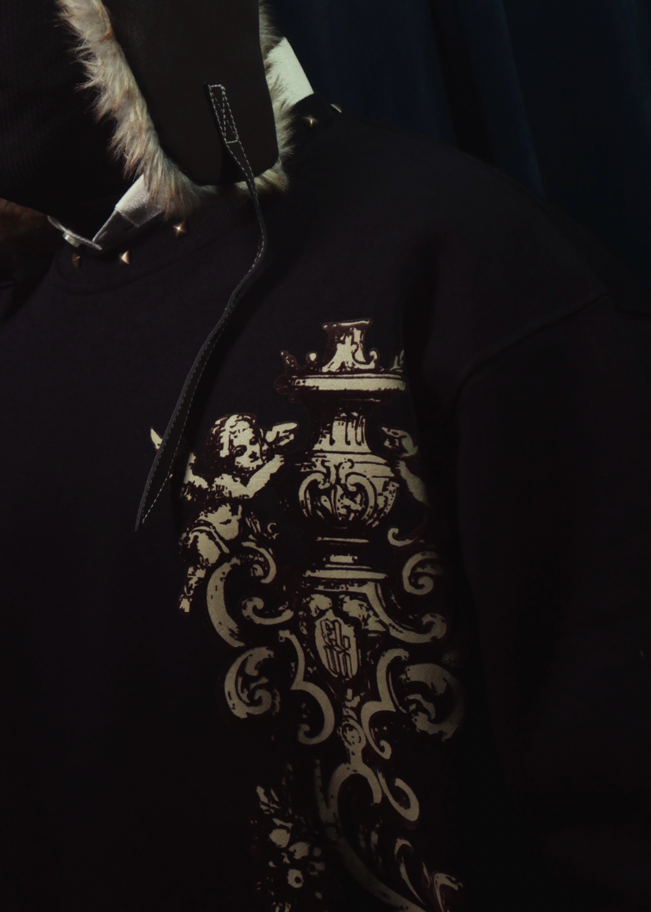 ‘CARVED ELEGANCE’ SWEATSHIRT | BLACK